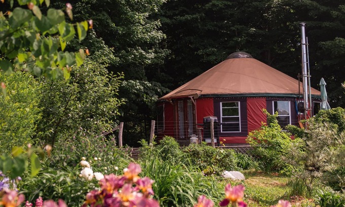 Trumansburg Cabina | Acogedora yurta limpia, ubicada en privado en bosques y jardines