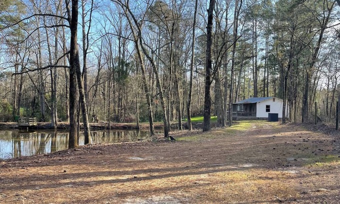 Batesburg Cabina | Secluded Cottage on a Pond in Aiken County-Book now for Master's