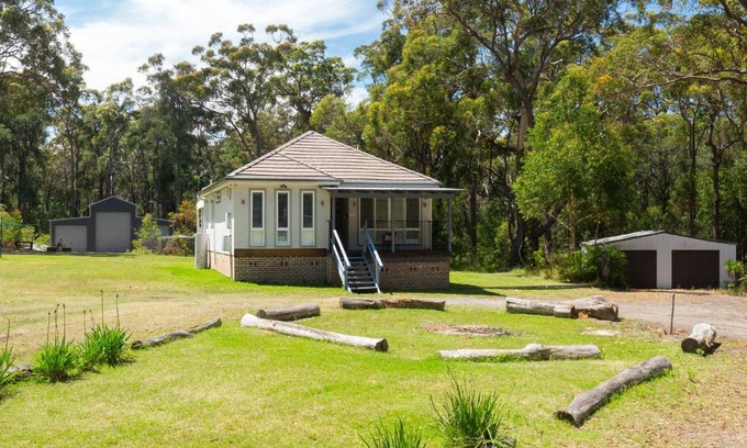 St. Georges Basin Casa | Secluded Cottage Surrounded by Eucalyptus Trees and Native Wildlife