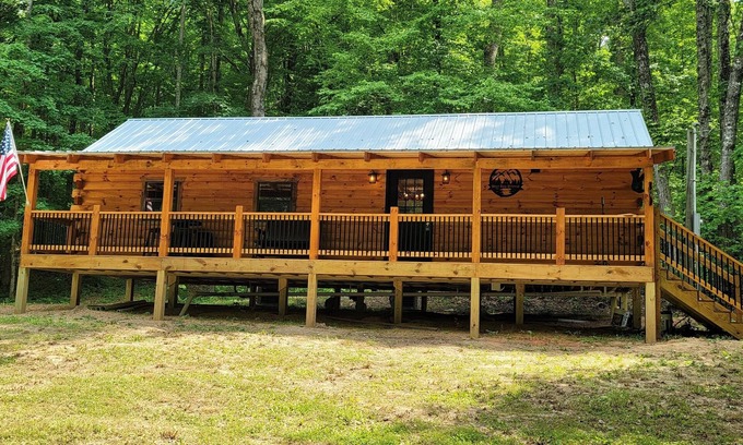 Ten Mile Cabina | Secluded East TN Log Cabin