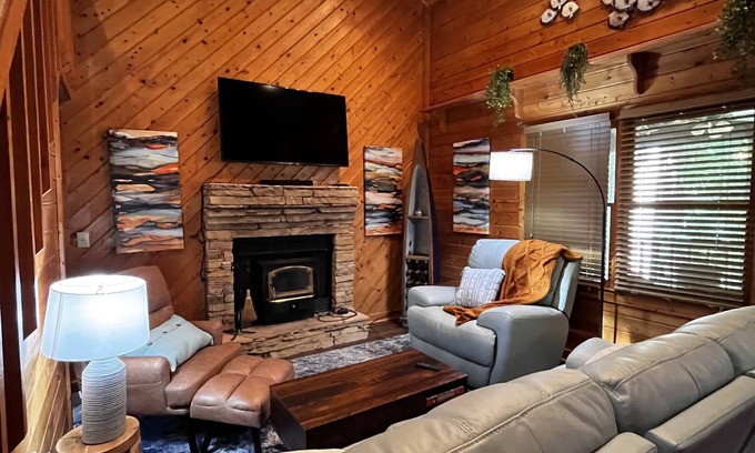 Newnan Cabina | Secluded GA Cabin on 3 acres, 10 minutes from Historic Downtown Newnan, GA