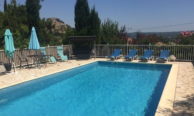 Montseret Villa | Villa sobre una colina en el pueblo, con piscina privada, jardines, mesa de billar y de ping pong
