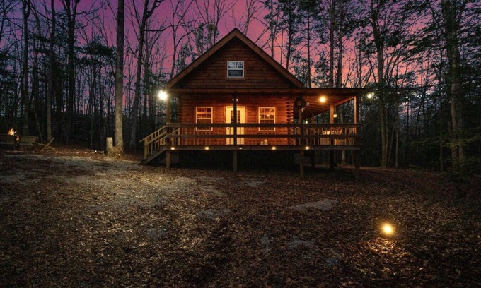 Jamestown Cabina | Secluded Honeymoon Cabin-Hot tub