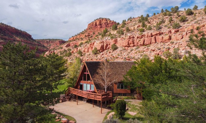 Kanab Cabina | Secluded Kanab Cabin | Hot Tub + Red Rock Views