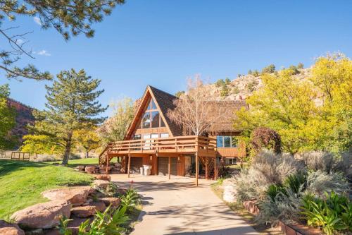 Kanab Casa | Secluded Kanab Family Cabin w Hot Tub and Red Rock Views