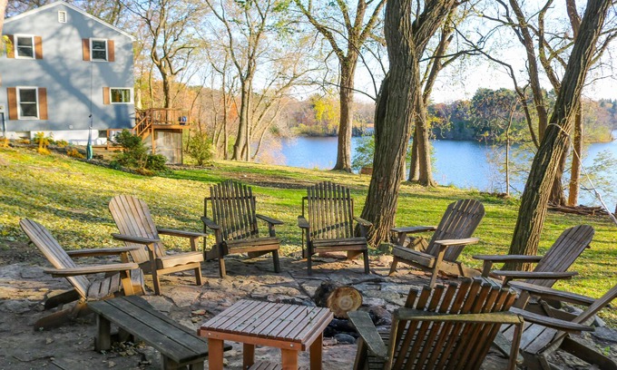 Inver Grove Heights Casa | Aislado Retiro Lago hogar con Jacuzzi y la hoguera,
