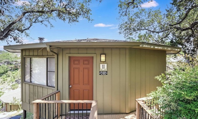 Lakeway Casa | Treehouse Bungalow w / Lake Travis vistas, piscina y jacuzzi, junto al puerto deportivo (# 11)