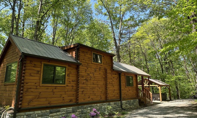 Logan Cabina | Secluded Log Cabin with Premium Hot Tub under Gazebo