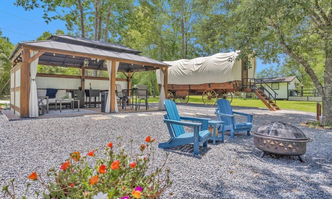 Montgomery Cabina | Secluded Luxury Wagon | Pond King Bed Patio