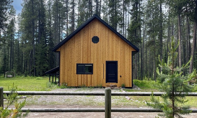 Columbia Falls Cabina | Secluded modern cabin bordering Glacier National Park!