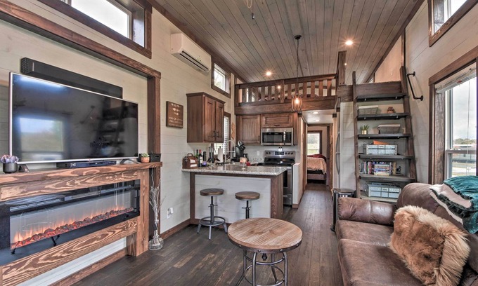 Morganton Casa | ¡NUEVO! Morganton Tiny Home moderno con acceso a jacuzzi!