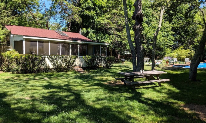 Sag Harbor Cabaña | Aislado Sag Harbor Cottage con una gran piscina con trampolín + tobogán, patio grande!