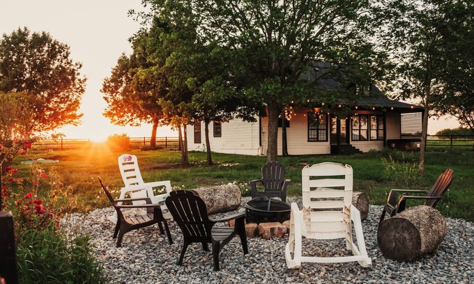 Gober Otro | Secluded TX Ranch Retreat. Romantic Sunsets , Hot-tub, Pet-friendly & Gated!