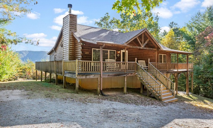 Hendersonville Cabina | Aislado de madera-cabina increíble Mtn Views, Hot Tub, WiFi