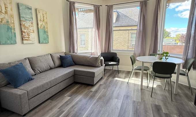 Strathroy Apartamento | Second Floor Apartment in Victorian House