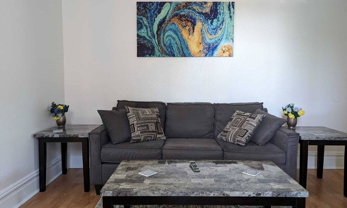 Benton Park West Apartamento | Second Floor King Bed w/ Off-Street Parking Near SSM/Children's Hospital