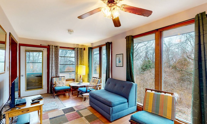 Eureka Springs Casa | Second-floor suite near downtown with pool, pond nearby