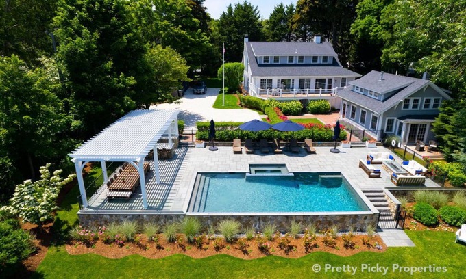 Orleans Casa | ¡Cerca del centro de Orleans con vistas al agua y una piscina climatizada! 039-O; duerme 24