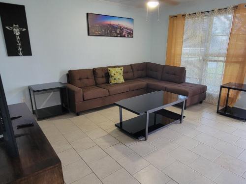 Iowa Apartamento | Secret Cajun Retreat Peaceful Corner Stay - HAR 2