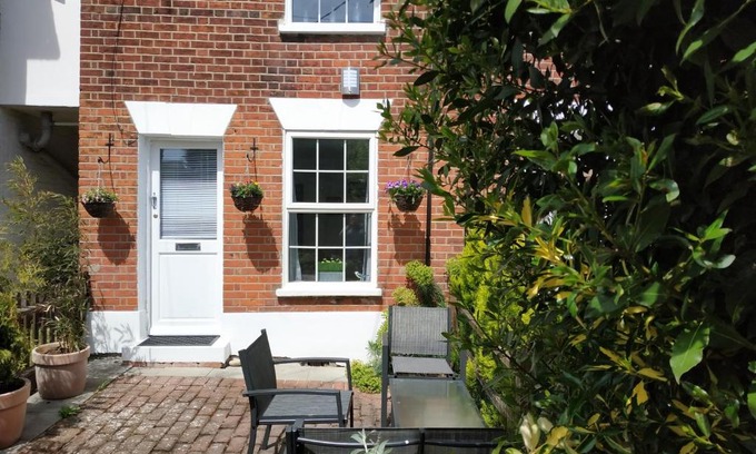 Wivenhoe Casa | Secret Cottage, Wivenhoe - Charming, Cosy, Convenient & Quiet, 2 x Double Bed Period Cottage PLUS Patio - 6 min walk train, 2 min walk High Street Pubs, Restaurants, Shops
