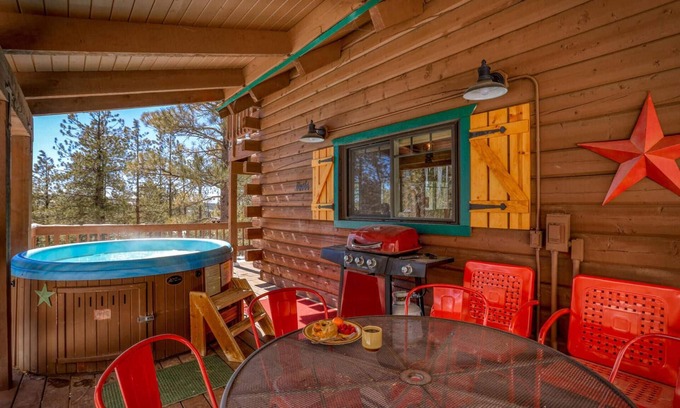 San Juan River Village Cabina | See Fall's Changing Colors! WilderRest: Cozy Mountain Home with Hot Tub, Game Room, Beautiful Views!