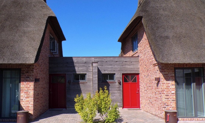 Nieby Casa | Seegras, das Reetdach Doppelhaus für 4-5 Personen mit Schönem Birkblick