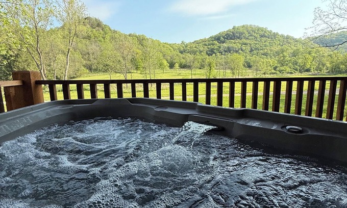 Gays Mills Cabina | Selah cabin with private hot tub, Selah Cabin