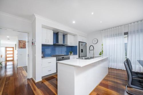 Clyde North Casa | Selandra Rise - 4 bedroom Private Charm