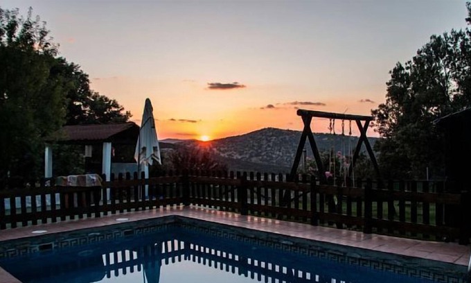 Illora Cabaña | Cortijo Las Chorreras. Casa con piscina climatizada en Íllora. Granada