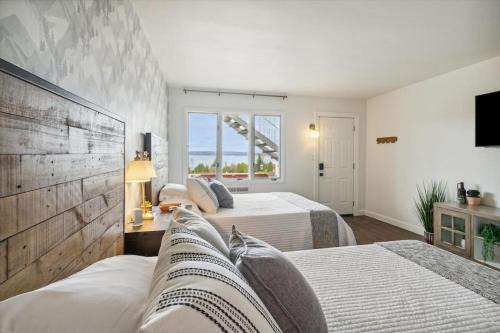 Petoskey Casa | Self Check-In Lake views Workspace 2 Queen Beds
