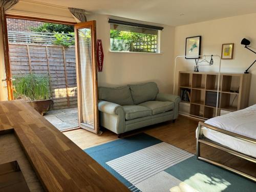 Ware Apartamento | Self-contained studio with patio