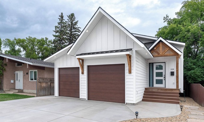 Saskatoon Casa | Selina's House - 2 Bed 2 Bath - Gordie Howe Arena - Beautiful Modern Build