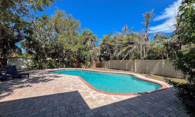 Seminole Casa | Seminole Pool House | Mins to the Beach