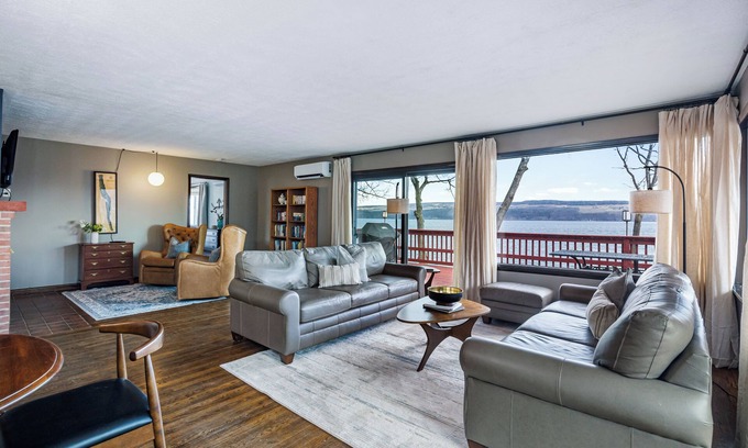 Valois Casa | Seneca Vista: Lago pacífico retiro con una hermosa vista!