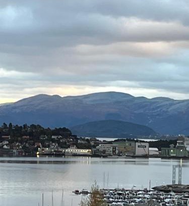 Leirvik Apartamento | Sentral og romslig bolig