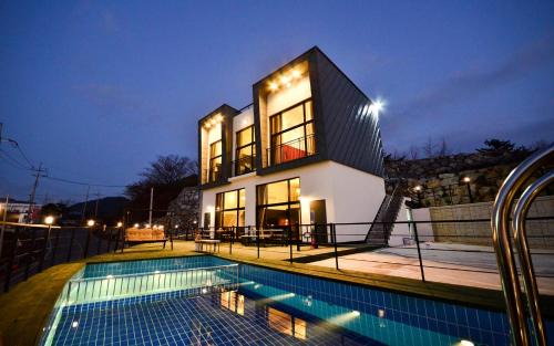 Yeosu Casa | Seollem Onsu Swimmingpool Pension