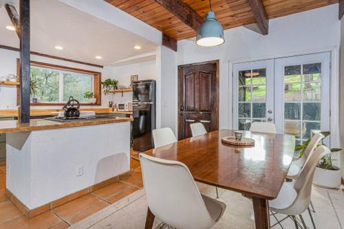 Three Rivers Casa | Sequoia TREE HOUSE light andbright