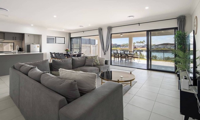 Gold Coast Casa | Serena by the Water Family Retreat in Hope Island