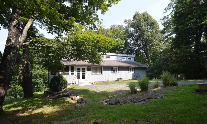 Berkeley Springs Casa | Serendipity! 5 Bedroom Cabin w / bañera de hidromasaje Ubicado en la ladera Coolfont