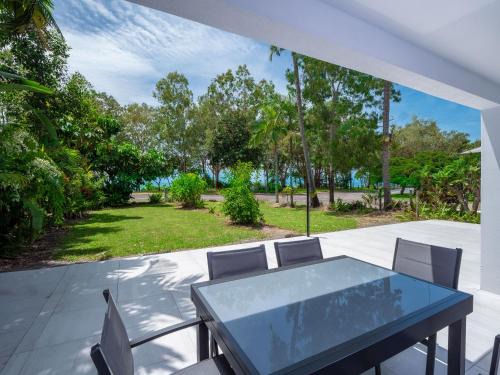 Clifton Beach Casa | Serene 2BR Beachfront Getaway on the Esplanade
