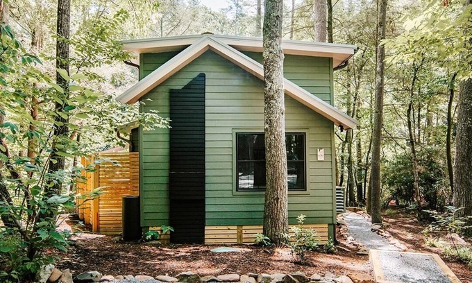 Rivers Edge Cabina | Serene 2BR Riverfront Modern Retreat | Hot Tub