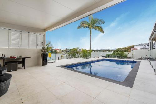 Gold Coast Casa | Serene 5BR Waterfront Escape - Prestige