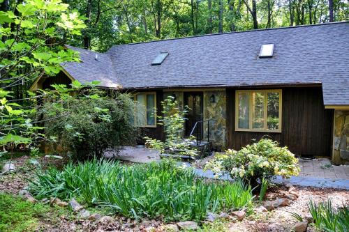 Raleigh Casa | Serene Acre Retreat- in Apex near Raleigh