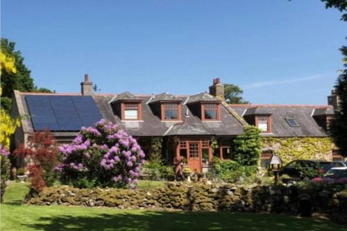 Stonehaven Casa | Serene Countryside Home with Manicured Gardens