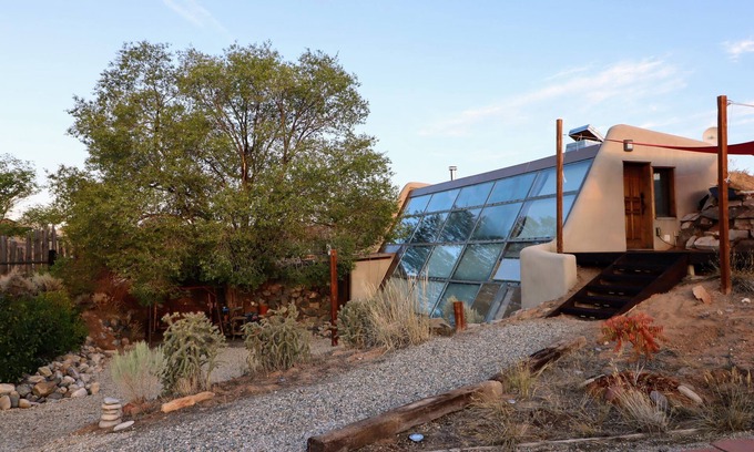 El Prado Casa | Serene Earthship near Taos w/Hot Tub, King Suite, Mountain Views & Outdoor Gym