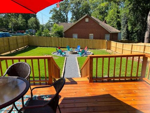 Montgomery Casa | Serene Getaway with Fast Wi-Fi Deck Fire Pit Roku