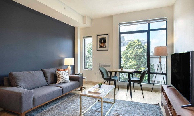 Civic Center Apartamento | Serene Hayes Valley Studio w/ Rooftop, W/D, 1 min to BART by Blueground