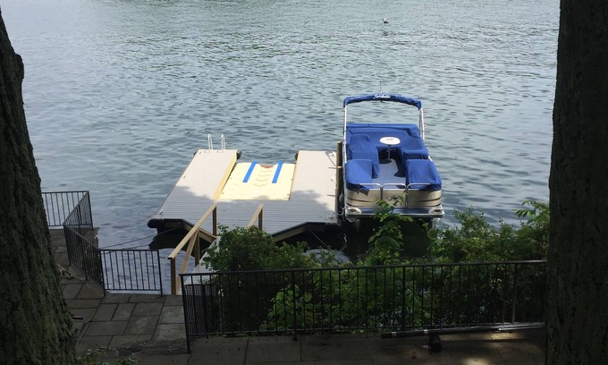 New Fairfield Casa | Sereno refugio en la isla con un muelle privado en el lago Candlewood