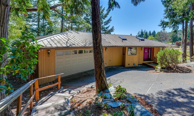 La Conner Casa | Serene La Conner Retreat w/ Fireplace & Deck!