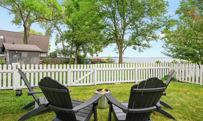 Spring Harbor Casa | Serene Lakefront Escape 2BR + Loft!